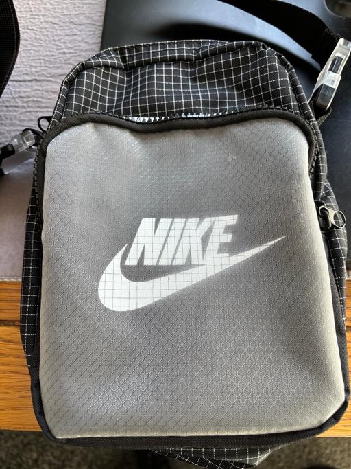  — Men Nike pouch