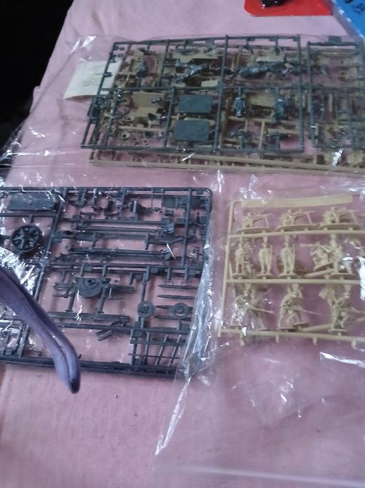  — 4 strips of tanks and soldiers