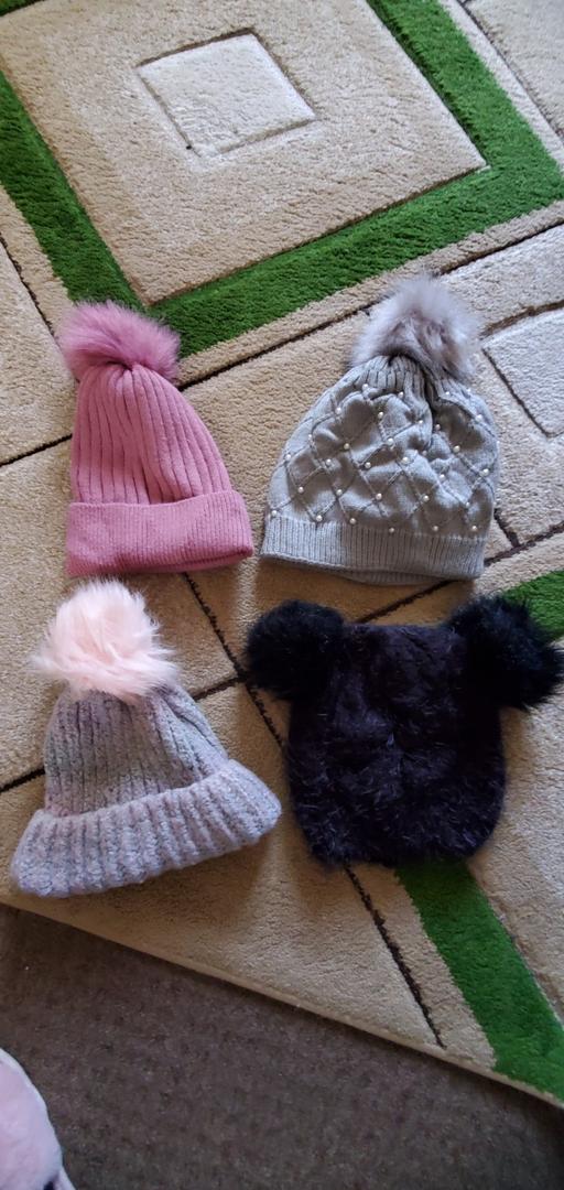  — ladies/girls woolly hats