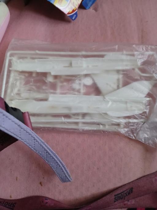  — small plastic aroplane