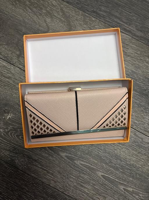  — Ladies new purse