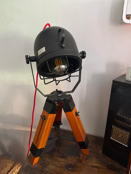  — Retro tripod table lamp