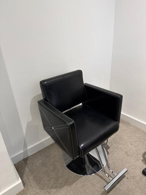  — Salon seat
