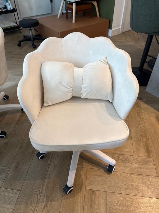  — Luxury Cream Velvet Salon Chair