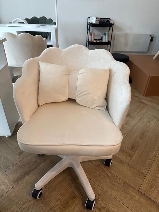  — Luxury Cream Velvet Salon Chair