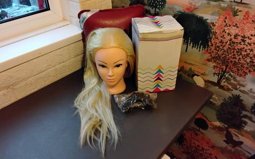  — mannequin head make up hairdressers training 