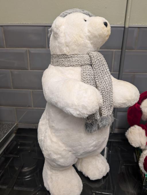  — large polar bear
