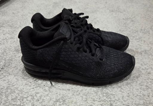  — Size 4 NIKE black trainers