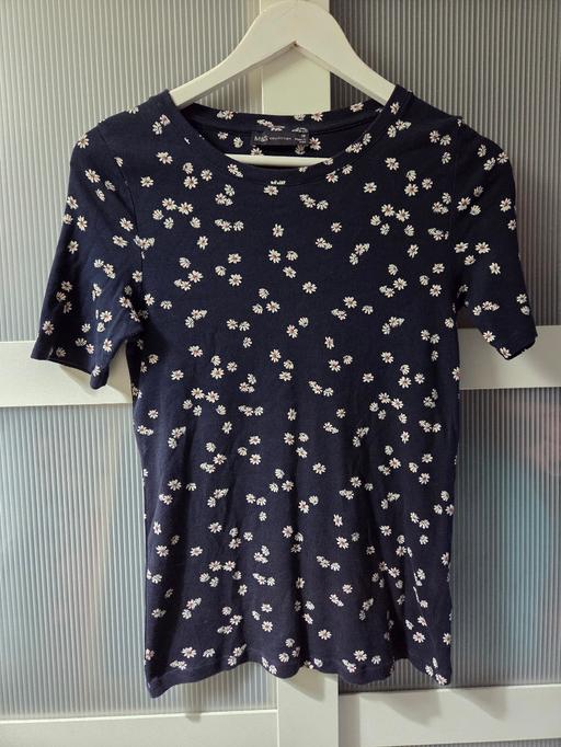  — Size 10 M&S navy daisy print tshirt