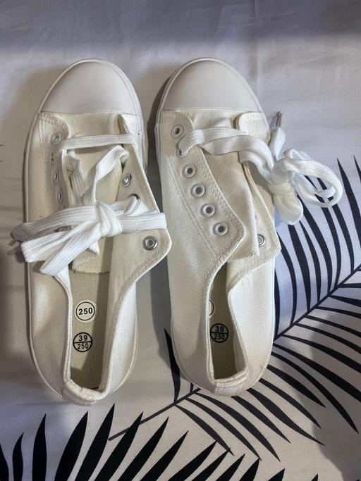  — White pumps ladies / girls