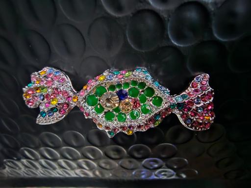  — brooch jewelled sweet