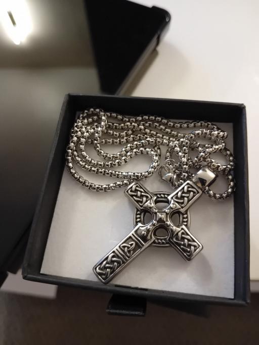  — beautiful celtic mens cross n chain