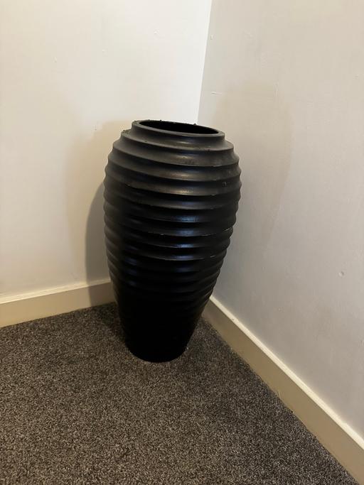  — XL Taskers black vase