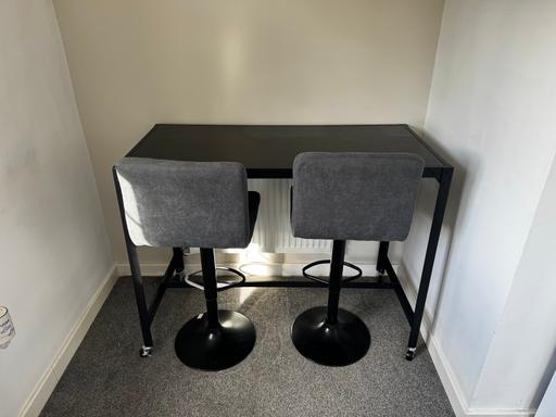  — Breakfast bar with x2 stools