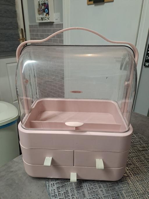  — makeup caddy