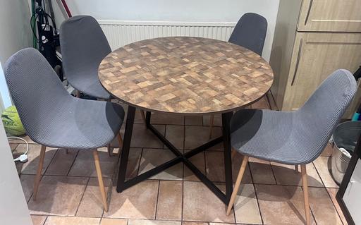  — Round dining table