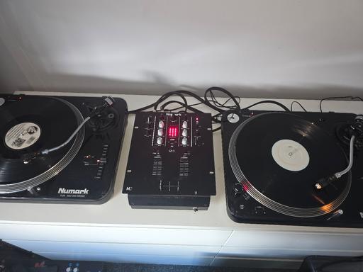  — Numark TT100 Turntables and mixer do set