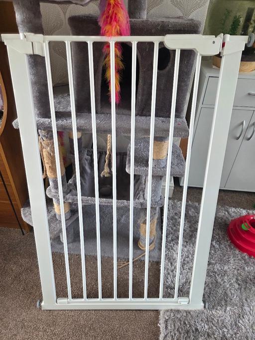  — Tall pet / baby gate