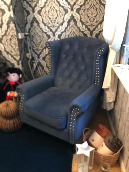  — Armchair