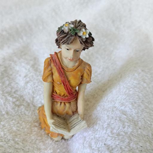  — Girl reading figurine