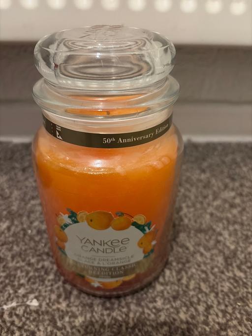  — Large Yankee candle