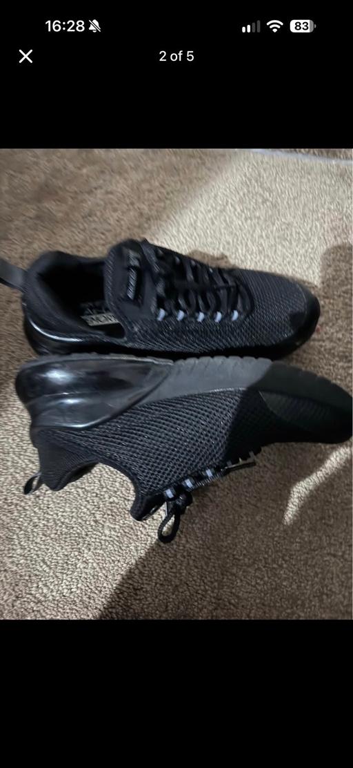  — Skechers trainers