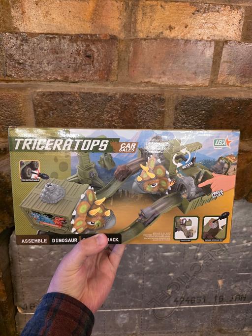  — Triceratops dinosaur car toy set