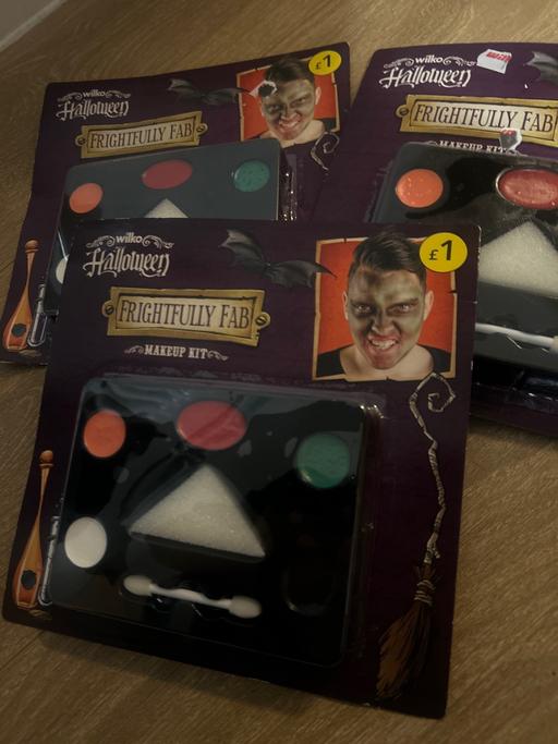  — Halloween makeup sets. New