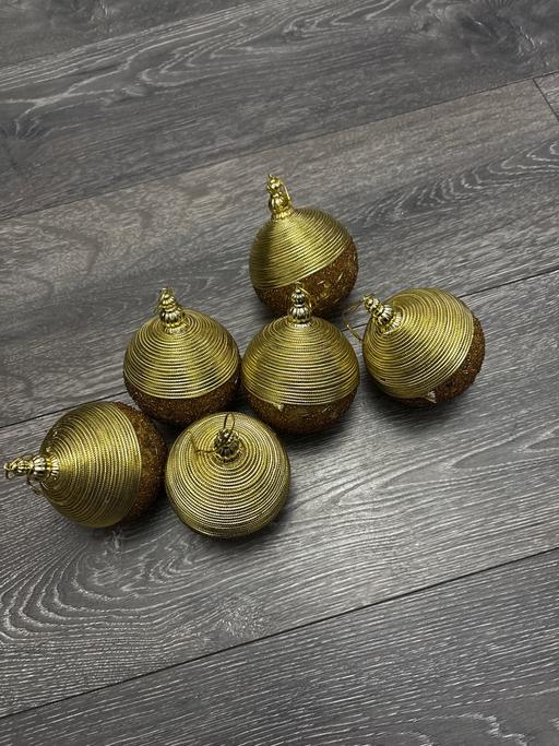  — Gold baubles
