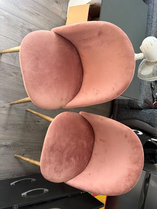  — 2x Pink Plush chairs