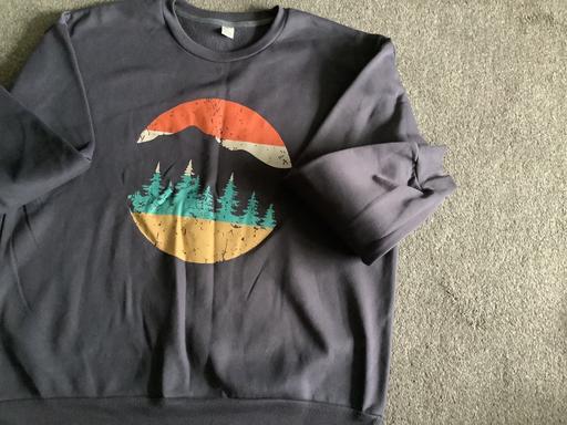  — Grey sweatshirt size l