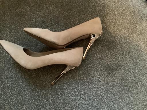  — Ladies shoes size 6