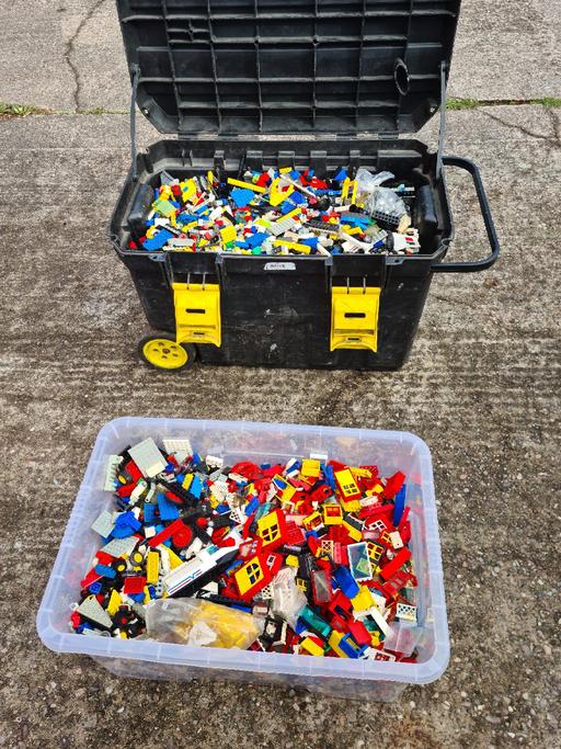  — large selection of vintage lego