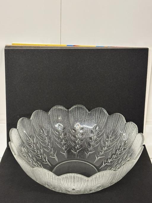  — Textured leaf design glass fruit bowl