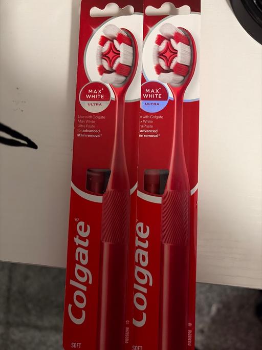  — New 2x Colgate toothbrushes