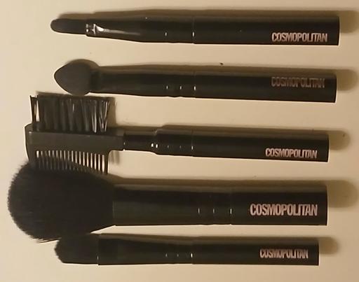  — makeup brushes)