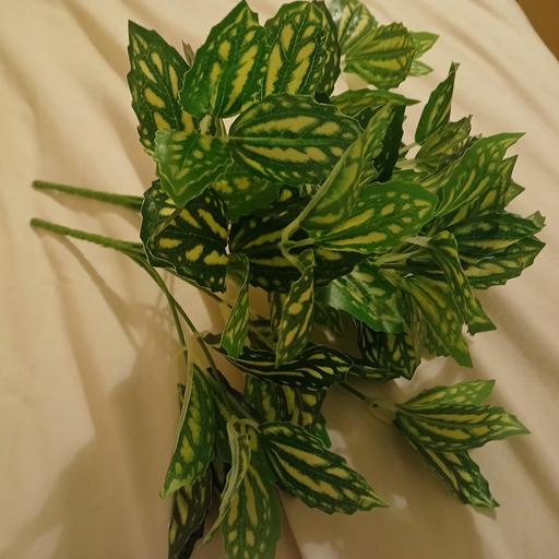  — Artificial foliage)