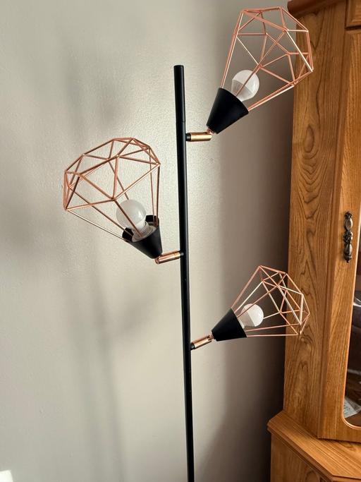  — Gold & black lamp fully working