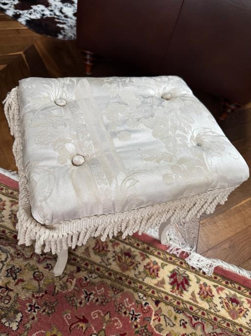  — Dressing stool