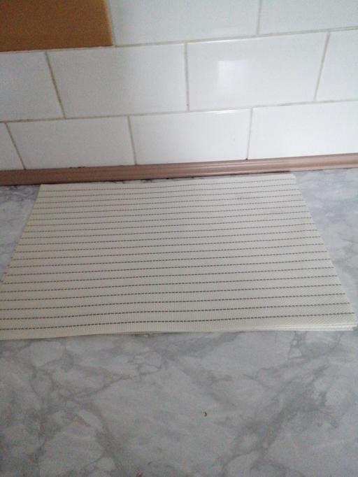  — (4) Table Mats