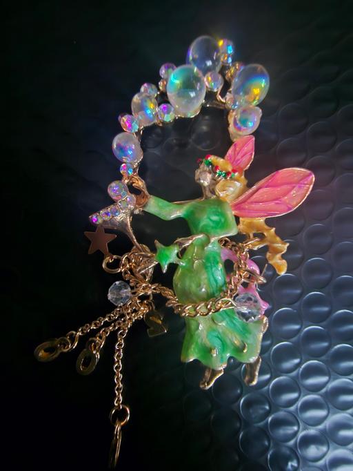 — brooch stunning angel bubbles