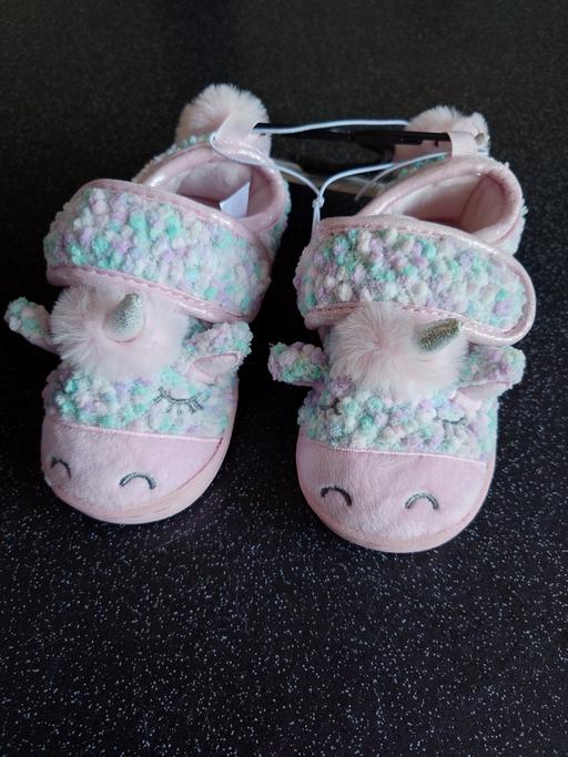  — Girls unicorn slippers size 6-7