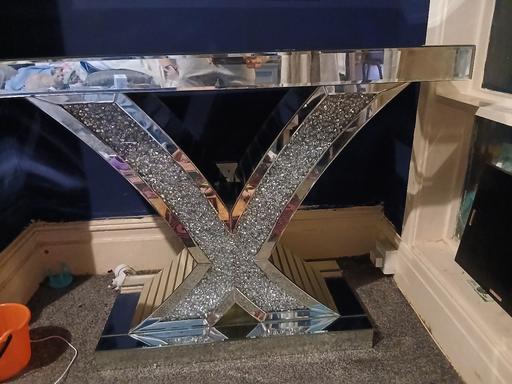  — diamonte console table excellent