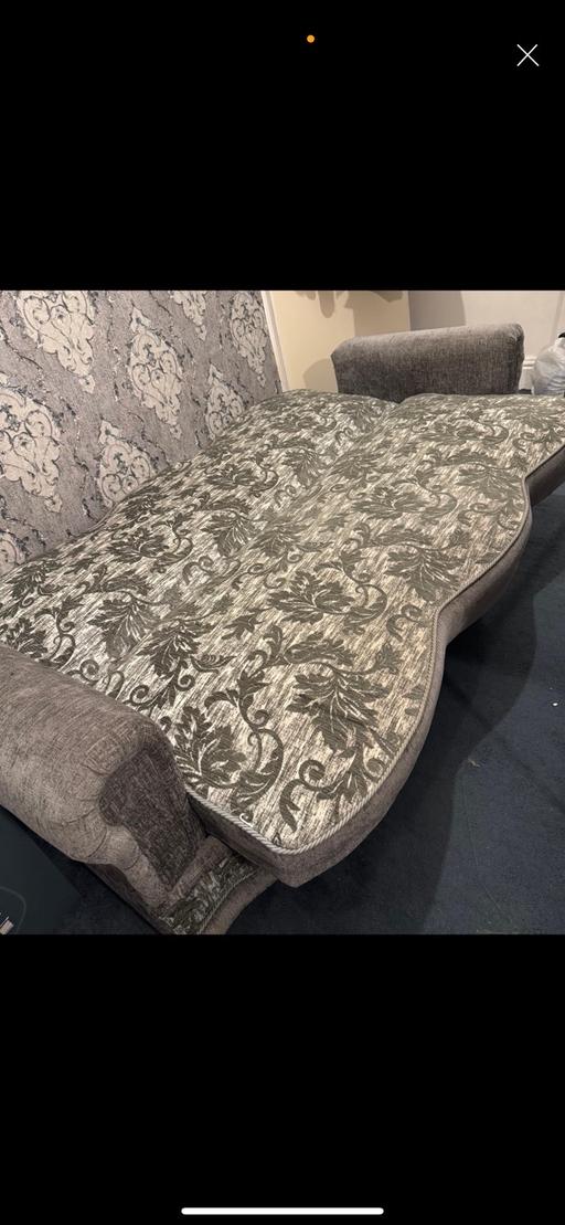  — Settee