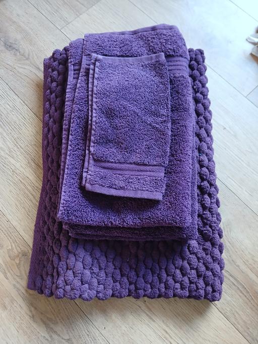  — Bath Mat & Towels