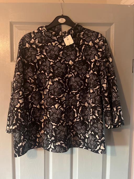  — Ladies size 24 new tagged top blk n white