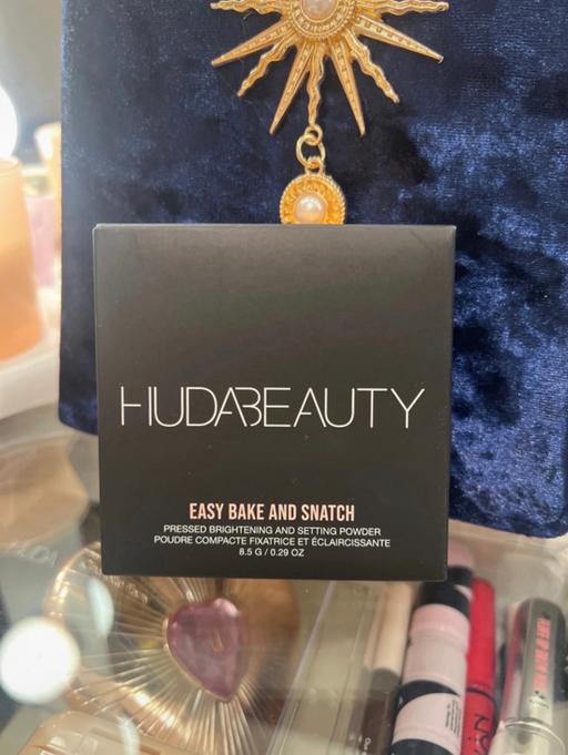  — Huda Beauty pressed powder