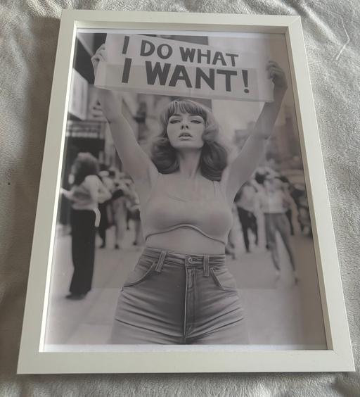  — Pic In White Glass Picture Box Picture Frame