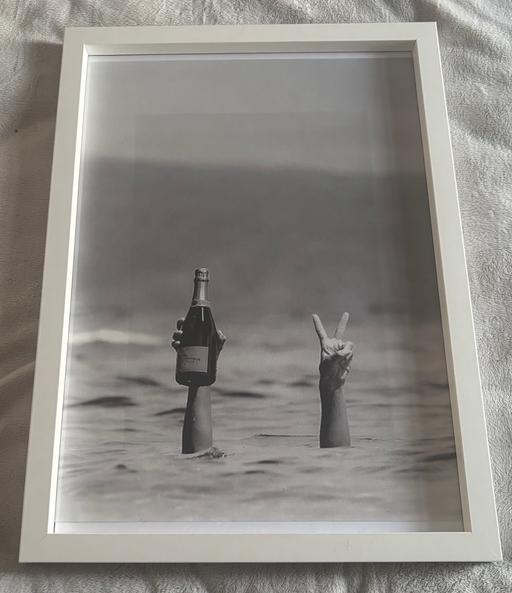  — Pic in White Glass Picture Box Frame