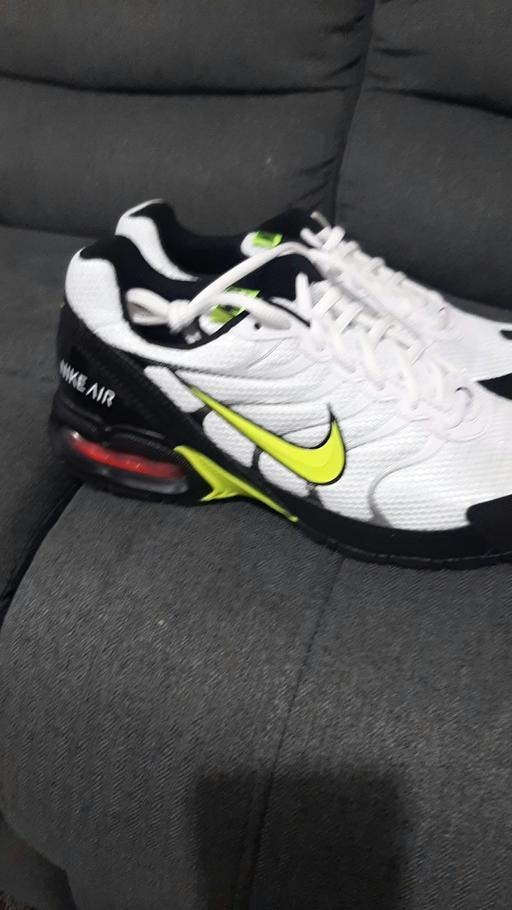  — men's trainers